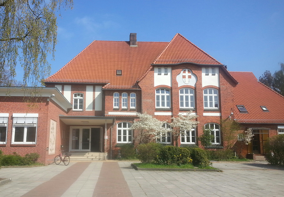 auf dem Foto ist das Schulgeb&auml;ude zu sehen