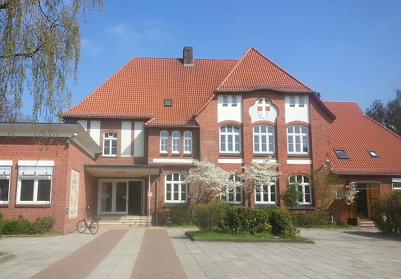 auf dem Foto ist das Schulgebäude zu sehen