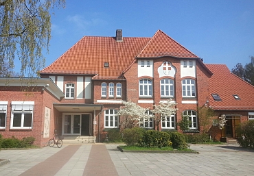 auf dem Foto ist das Schulgebäude zu sehen